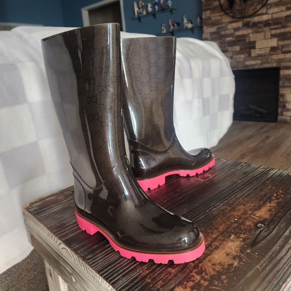 Authentic Gucci Women's Glossy Brown Boots with Pink Soles
